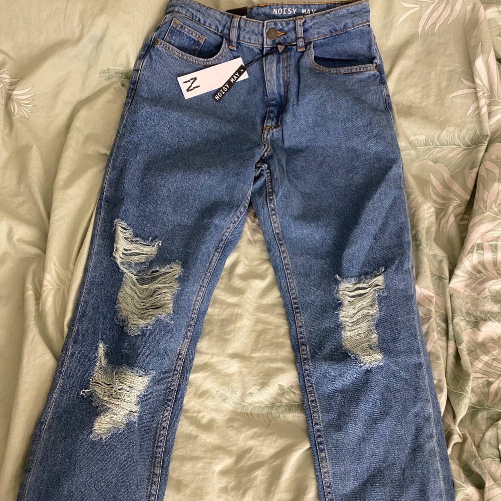 Noisy May distressed mom jean
